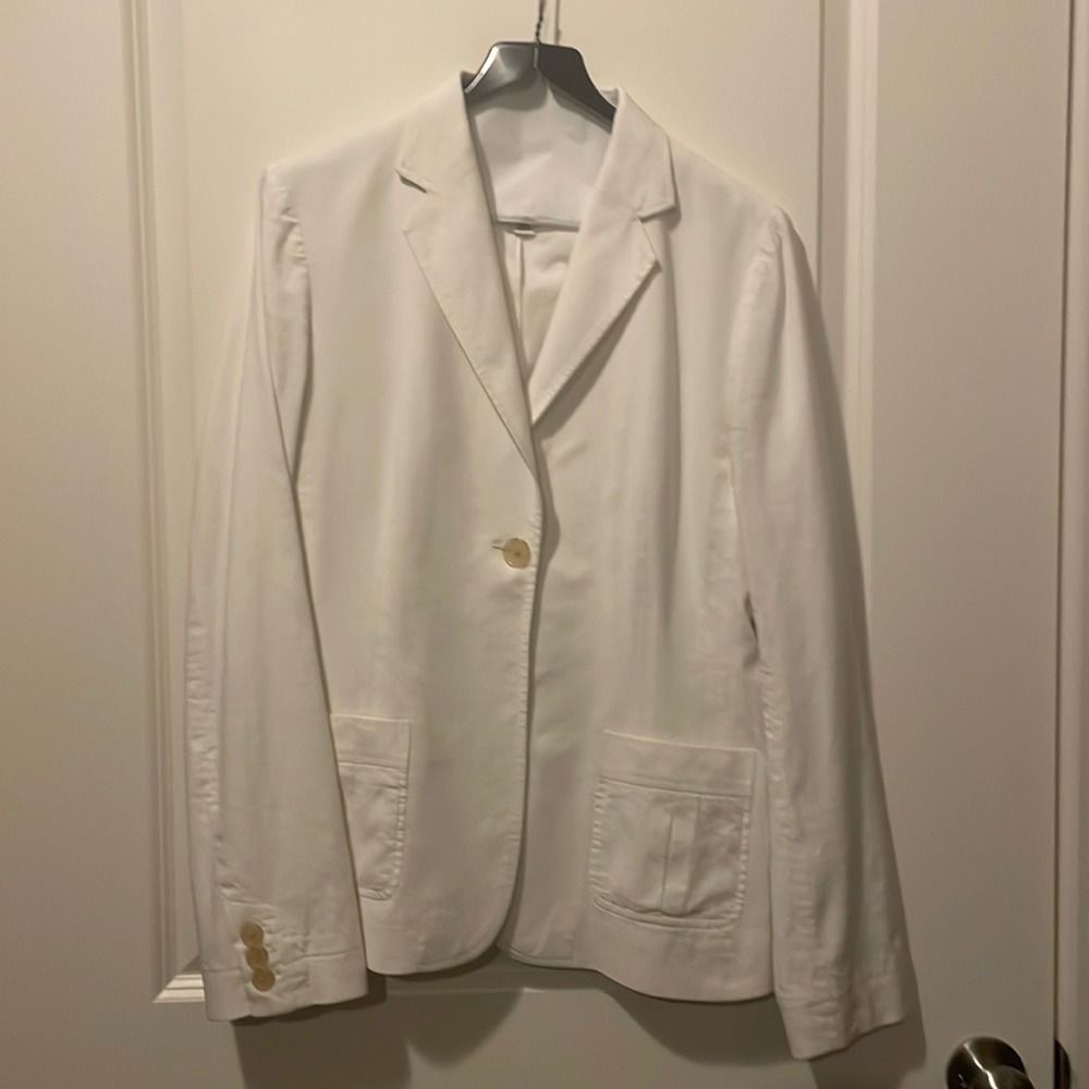 Banana Republic 8 tall, White, Buttons in tacked.